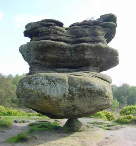 Khối đá thăng bằng kỳ lạ