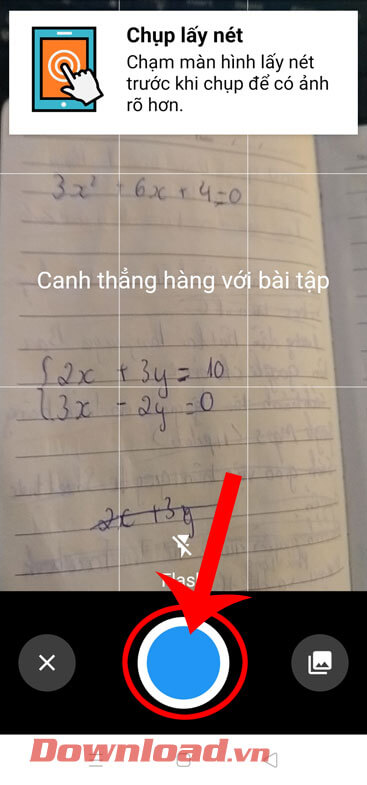 <p><strong>Bước 2: </strong>Lúc này, trong giao diện chụp ảnh bài tập, hãy <strong>đưa camera đến gần