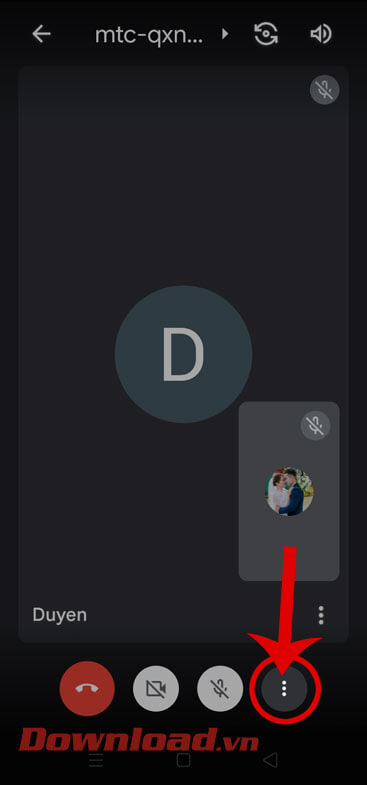 <p><strong>Bước 2: </strong>Tại giao diện chính của cuộc họp, nhấn vào <strong>biểu tượng dấu ba chấm</strong>