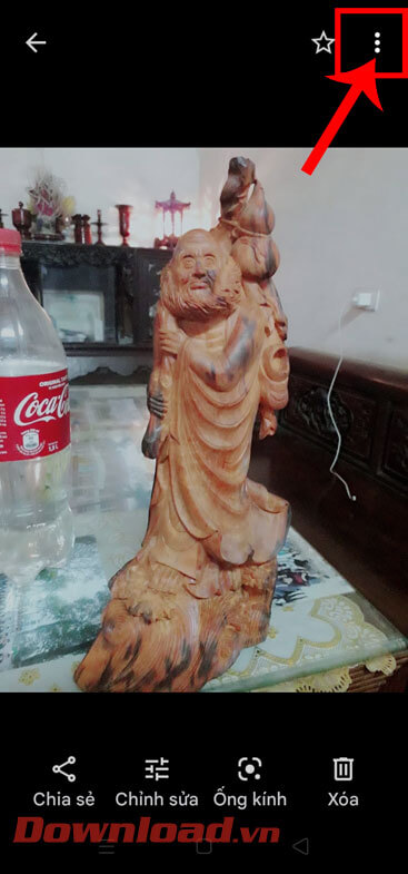 <p><strong>Bước 2:</strong> Tại hình ảnh, video khi này, nhấn vào <strong>biểu tượng dấu ba chấm</strong>