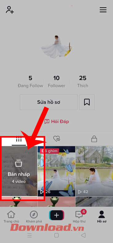 <p><strong>Bước 2:</strong> Trong trang cá nhân của mình, ở phần video TikTok, ấn vào mục <strong>Bản