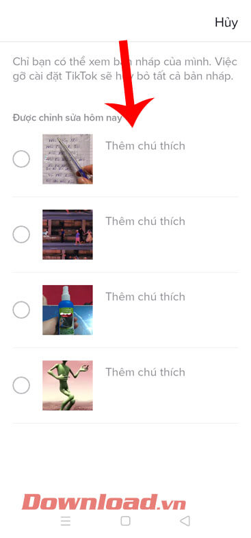 <p><strong>Bước 2:</strong> Sau đó, hãy <strong>ấn và chọn một video</strong> <strong>bản nháp </strong>bất