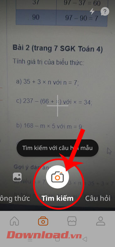 <p><strong>Bước 4:</strong> Lúc này ở giao diện camera, <strong>đưa máy ảnh của điện thoại lại gần phần
