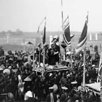 Văn mẫu lớp 11: Phân tích hình ảnh sĩ tử và quan trường qua hai câu thơ 