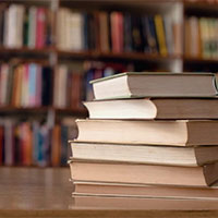 Đọc sách báo về tấm gương thiếu nhi yêu nước