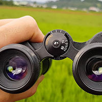 Viết một bài văn ngắn giới thiệu chiếc ống nhòm du lịch và hướng dẫn cách sử dụng ống nhòm