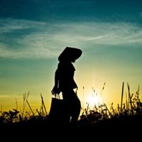 Phân tích bài thơ Một đời áo nâu của Nguyễn Văn Song