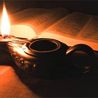 Phân tích bài thơ Lửa đèn của Phạm Tiến Duật