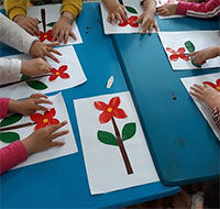 Giáo án mầm non: Hoạt động tạo hình dán hoa tặng cô