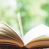 Đọc sách báo về bầu trời và việc khám phá, chinh phục bầu trời