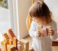 Giáo án mầm non: Bé biểu lộ cảm xúc khi được tặng đồ chơi