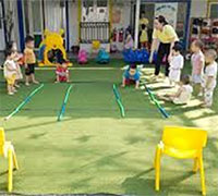 Giáo án mầm non: Đi trong đường hẹp có mang vật trên đầu