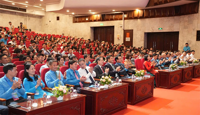 Tham gia buổi nói chuyện về tấm gương người lao động trong xã hội hiện đại