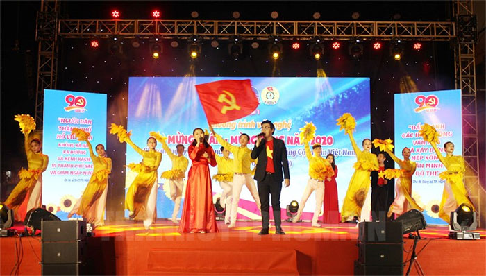 Văn nghệ mừng Đảng, mừng Xuân