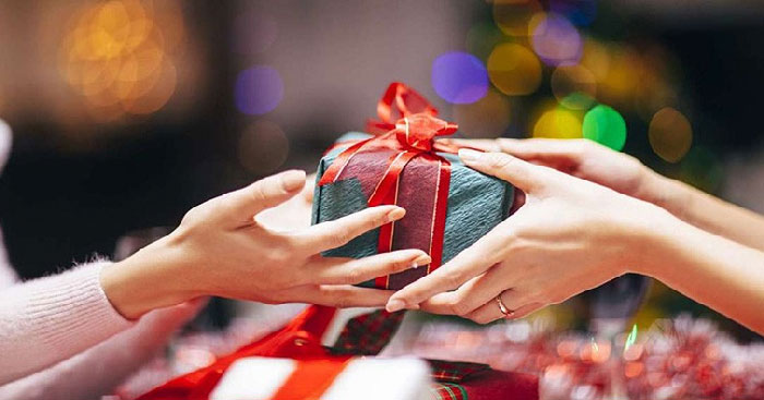 Viết đoạn văn tả một món quà em được bạn tặng