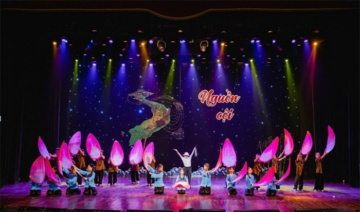 Hội diễn văn nghệ về chủ đề Mùa xuân trên quê hương