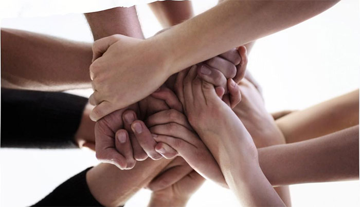 Cùng nhau vượt khó