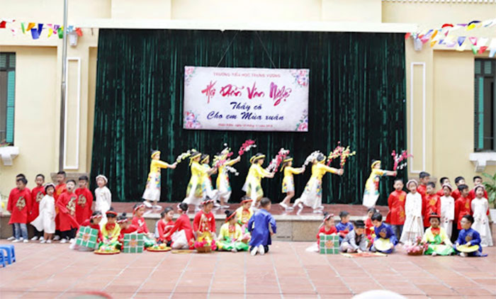 Biểu diễn văn nghệ tôn vinh tình thầy trò
