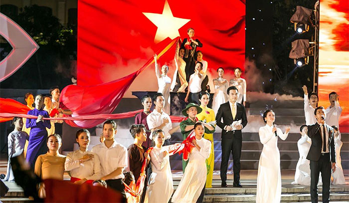 Biểu diễn văn nghệ về vẻ đẹp quê hương, đất nước