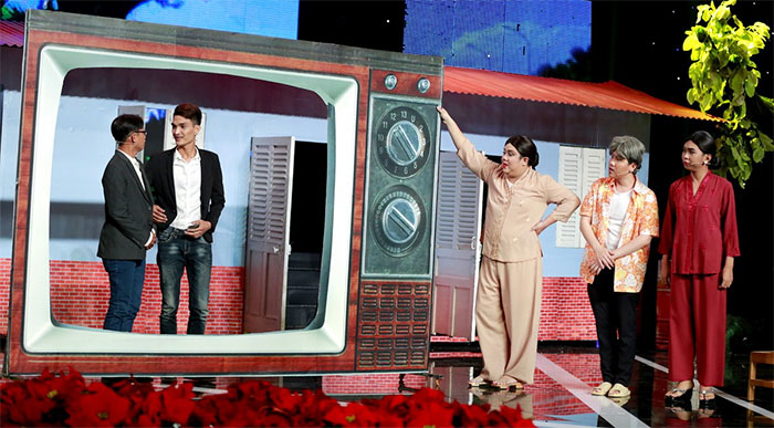 Biểu diễn tiểu phẩm về tiếp thị, quảng cáo và tiêu dùng