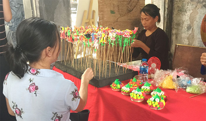 Giao lưu với những nhà kinh doanh trẻ ở địa phương