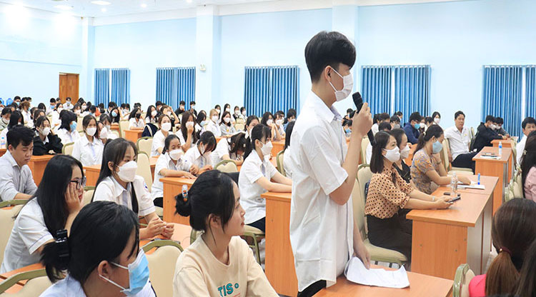 Giao lưu với học sinh thành đạt trong nghiệp
