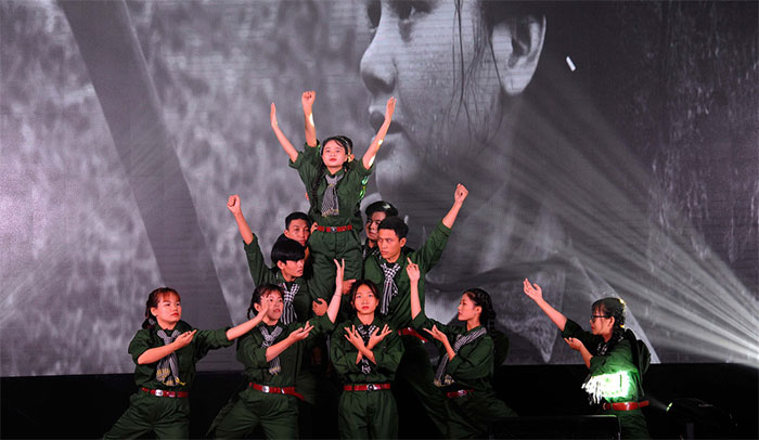 Văn nghệ với chủ đề: “Quê hương, đất nước tươi đẹp”