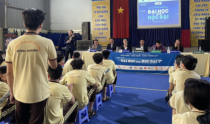 Tọa đàm “Nhận thức bản thân với việc định hướng nghề nghiệp tương lai”