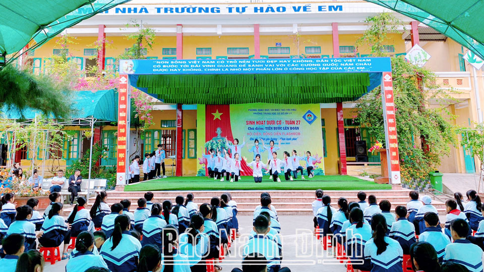 Làm quen với hoạt động Sinh hoạt dưới cờ