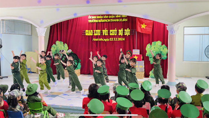 Giao lưu với chú bộ đội