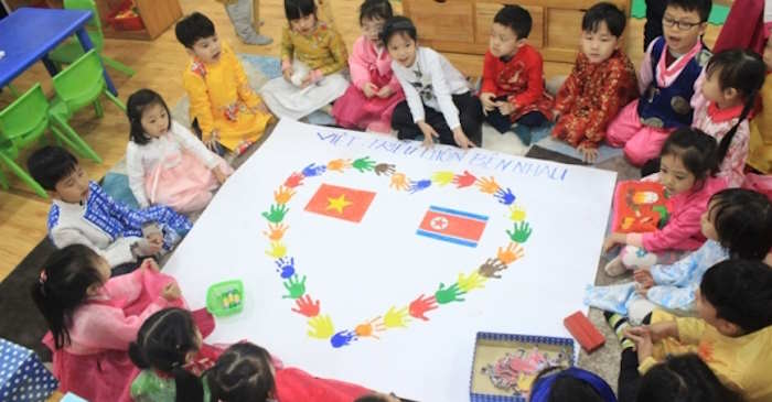 Sinh hoạt theo chủ đề “Chia sẻ kết quả tìm hiểu các hoạt động giáo dục tình đoàn kết dân tộc, hòa bình, hữu nghị”