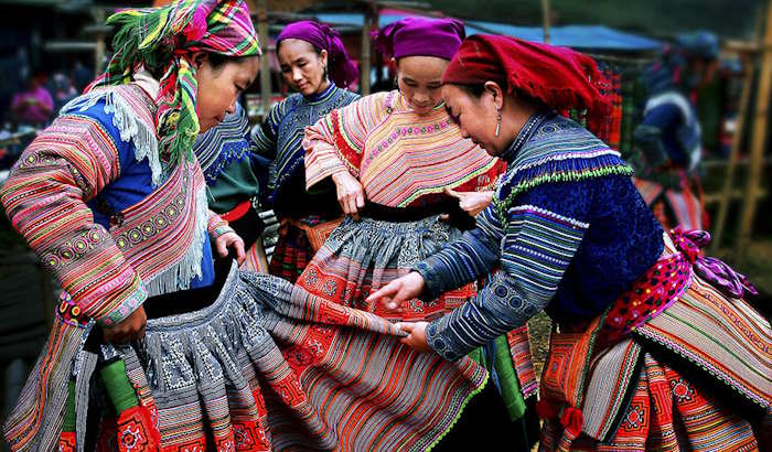 Trang phục truyền thống địa phương