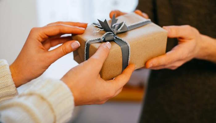 Làm món quà tặng phụ nữ mà em yêu quý