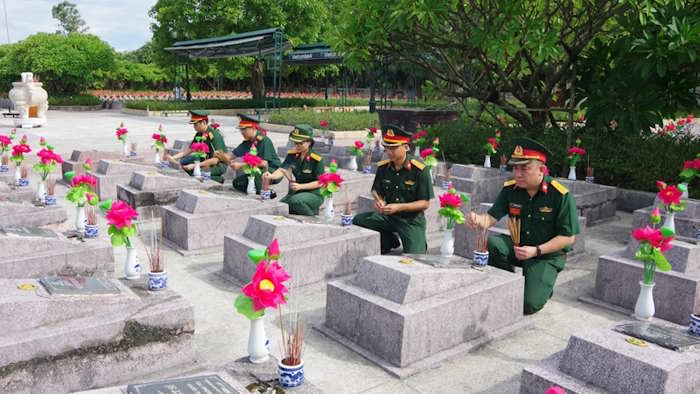 Tri ân gia đình thương binh, liệt sĩ