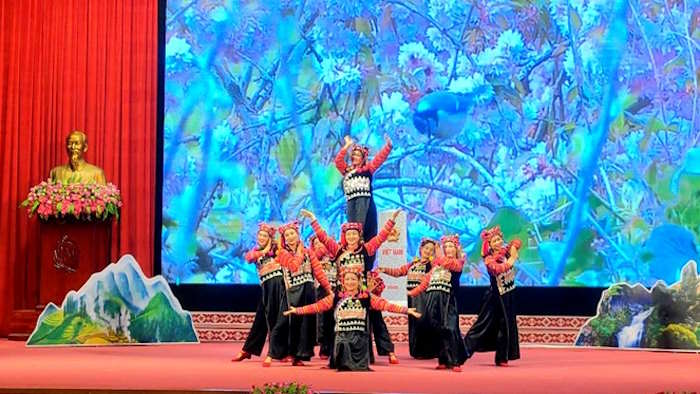 Tìm hiểu phong tục đón năm mới của địa phương