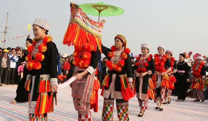 Tìm hiểu trang phục đón năm mới của một số dân tộc