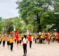 Giáo án Sinh hoạt dưới cờ lớp 2 tuần 34: Những người sống quanh em