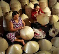 Giáo án Sinh hoạt lớp 4 tuần 32: Những người sống quanh em và nghề truyền thống quê hương