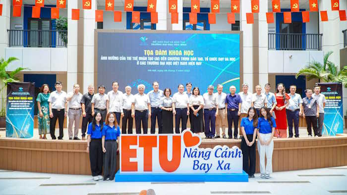 Sinh hoạt dưới cờ 9