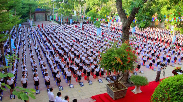 Khai giảng năm học và tìm hiểu nội quy của nhà trường