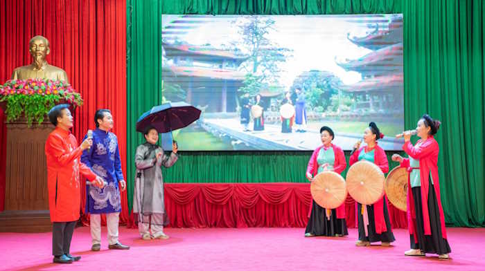 Thảo luận để biết cách thực hiện kế hoạch chi tiêu phù hợp trong gia đình và tiết kiệm tài chính