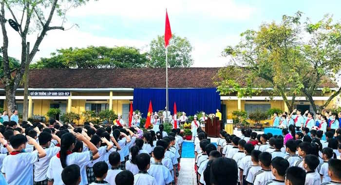 Làm quen với hoạt động Sinh hoạt dưới cờ